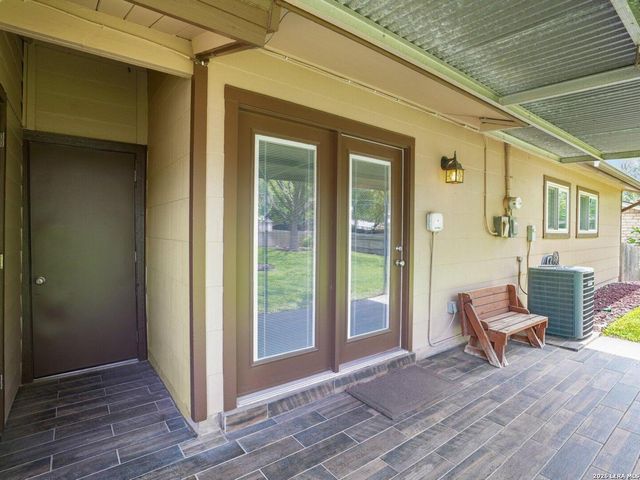 915 HORSESHOE TRL, Universal City, TX 78148
