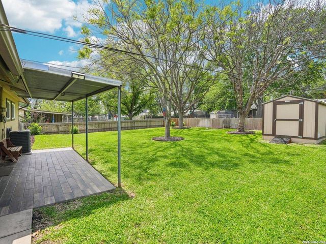 915 HORSESHOE TRL, Universal City, TX 78148