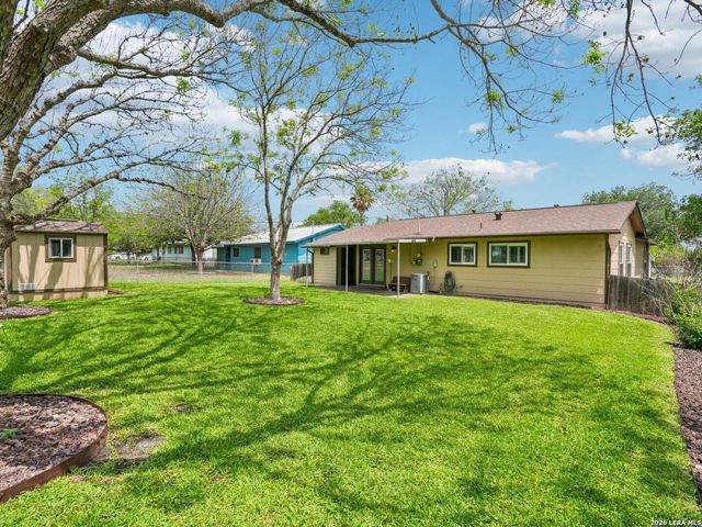 915 HORSESHOE TRL, Universal City, TX 78148
