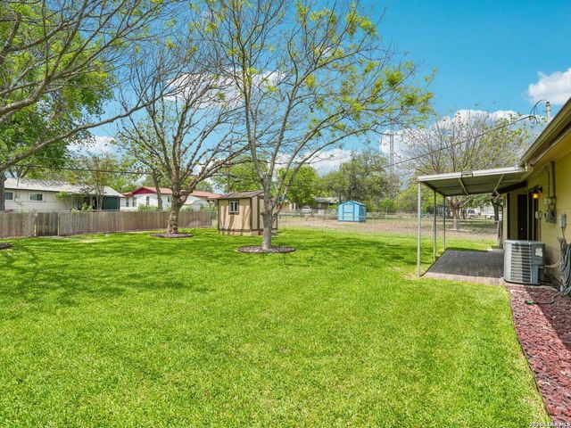 915 HORSESHOE TRL, Universal City, TX 78148