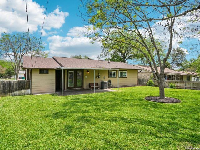915 HORSESHOE TRL, Universal City, TX 78148