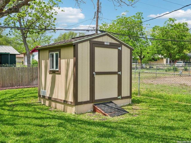 915 HORSESHOE TRL, Universal City, TX 78148