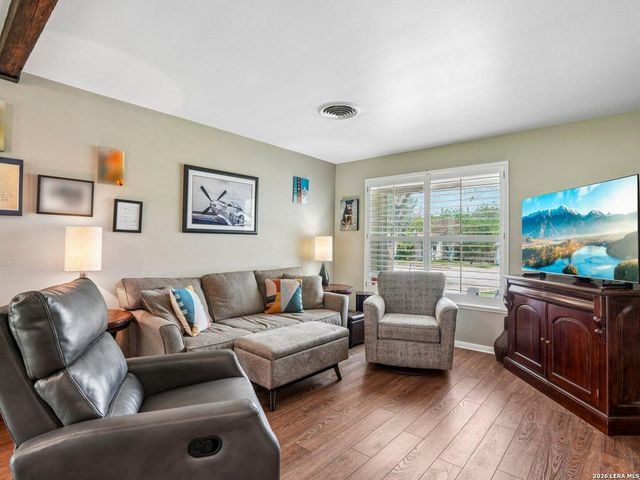 915 HORSESHOE TRL, Universal City, TX 78148