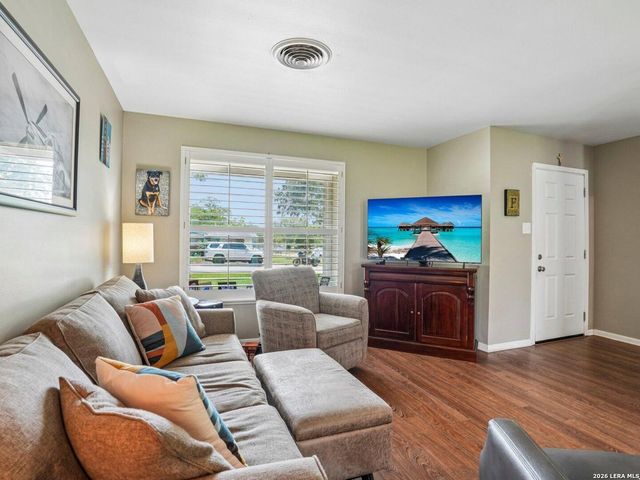 915 HORSESHOE TRL, Universal City, TX 78148