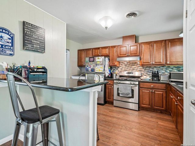 915 HORSESHOE TRL, Universal City, TX 78148