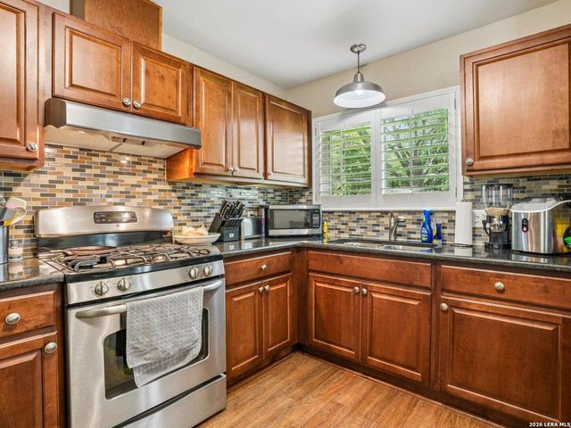 915 HORSESHOE TRL, Universal City, TX 78148