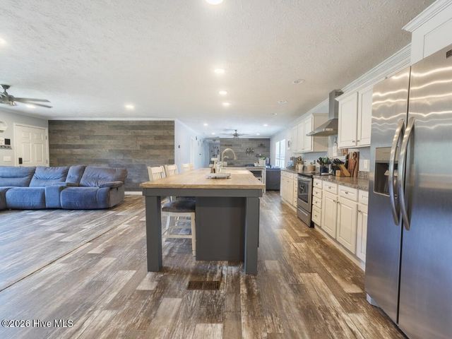 2094 Traders Neck Road, Hampstead, NC 28443