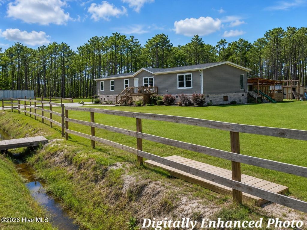 2094 Traders Neck Road, Hampstead, NC 28443