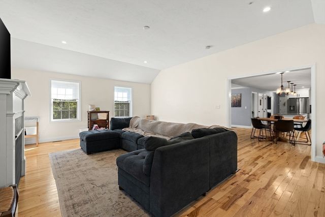 17 Pond Edge Trl, Wareham, MA 02571