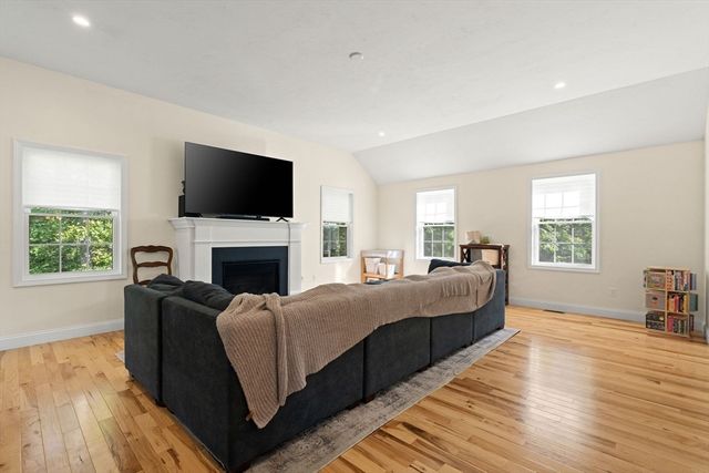 17 Pond Edge Trl, Wareham, MA 02571