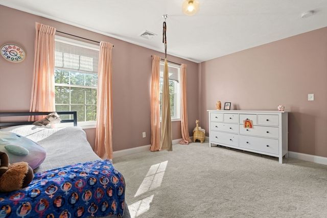 17 Pond Edge Trl, Wareham, MA 02571