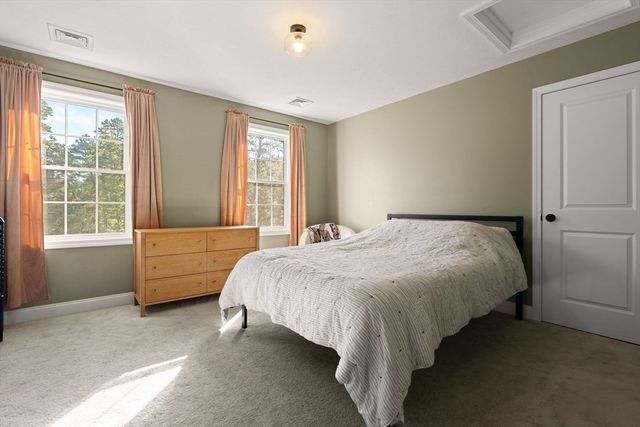 17 Pond Edge Trl, Wareham, MA 02571