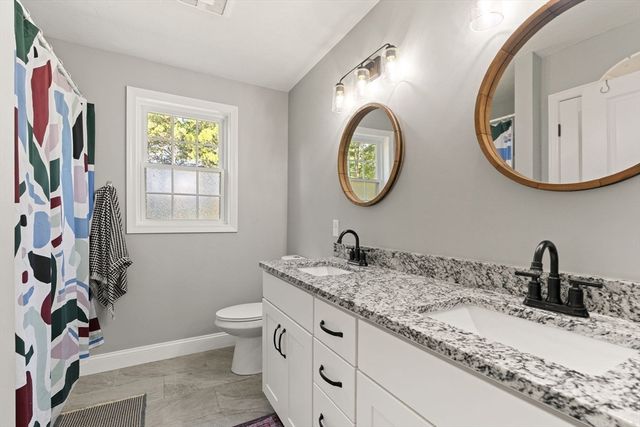 17 Pond Edge Trl, Wareham, MA 02571