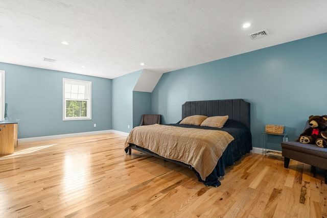 17 Pond Edge Trl, Wareham, MA 02571