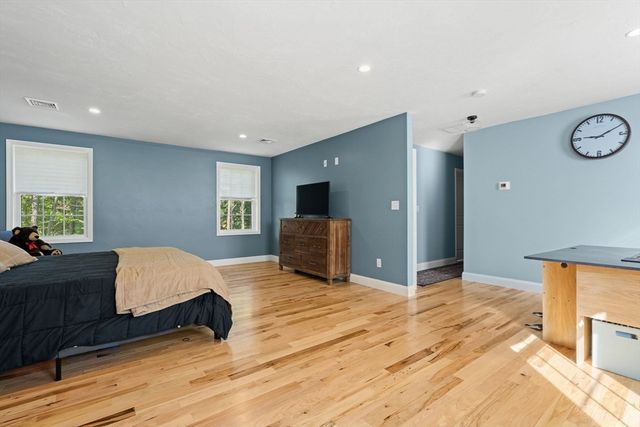 17 Pond Edge Trl, Wareham, MA 02571