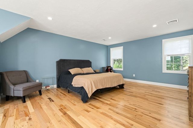 17 Pond Edge Trl, Wareham, MA 02571