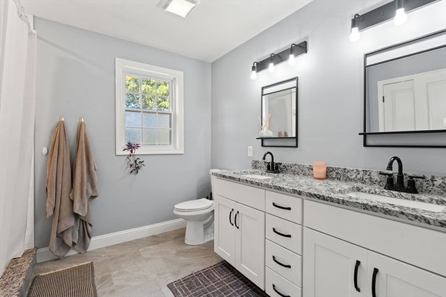 17 Pond Edge Trl, Wareham, MA 02571