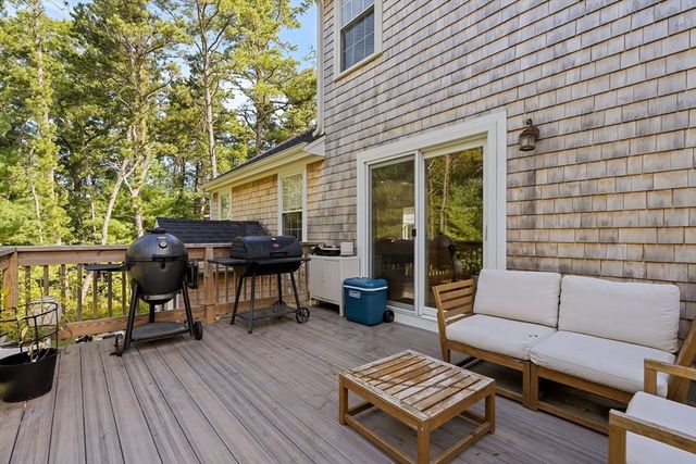 17 Pond Edge Trl, Wareham, MA 02571