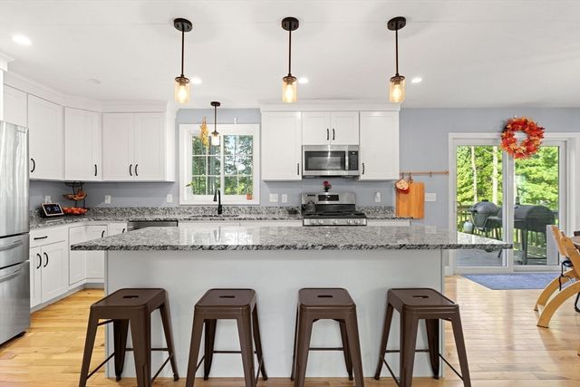 17 Pond Edge Trl, Wareham, MA 02571