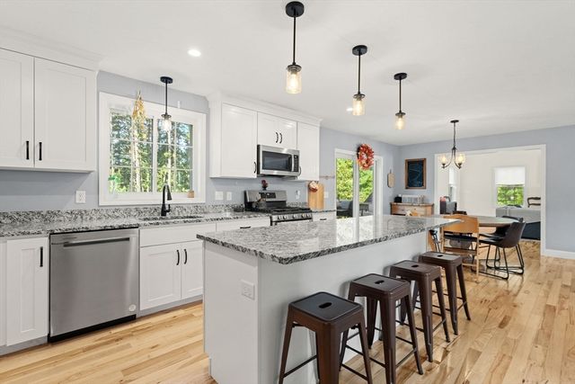 17 Pond Edge Trl, Wareham, MA 02571