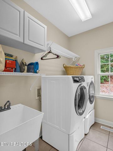 10 Hawthorne Place, Norris, TN 37828