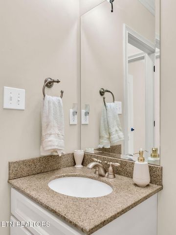 10 Hawthorne Place, Norris, TN 37828