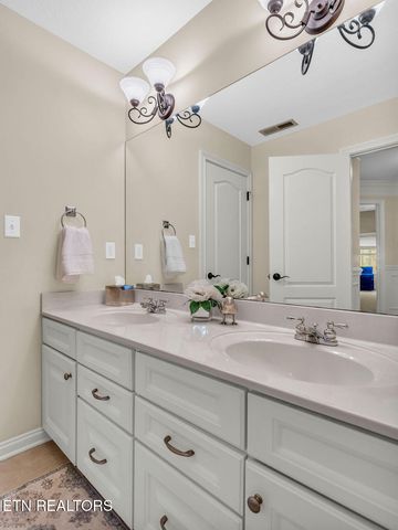 10 Hawthorne Place, Norris, TN 37828