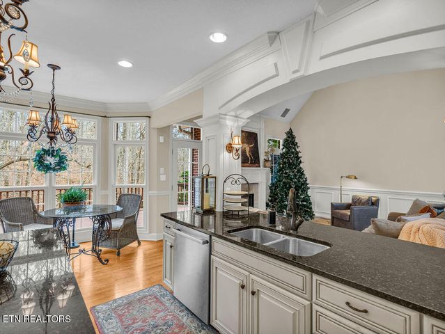 10 Hawthorne Place, Norris, TN 37828