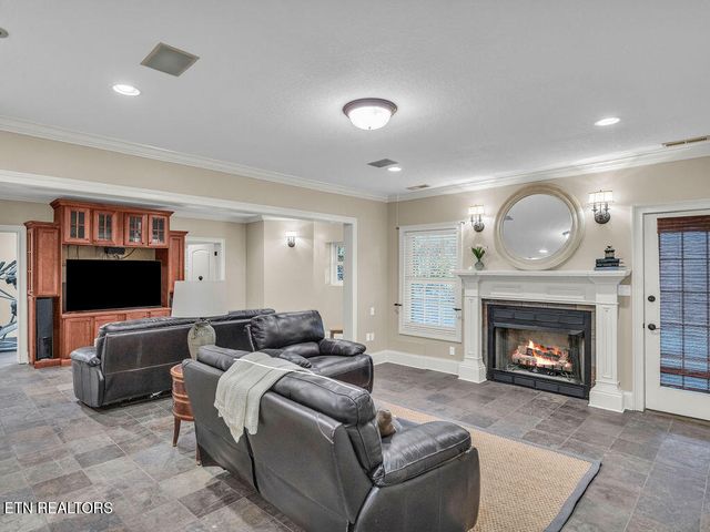 10 Hawthorne Place, Norris, TN 37828