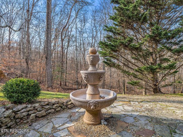 10 Hawthorne Place, Norris, TN 37828