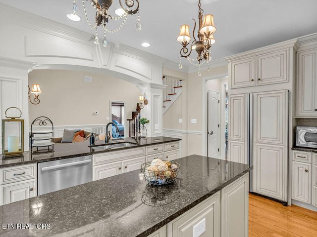 10 Hawthorne Place, Norris, TN 37828