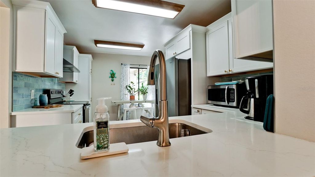 Image 11 of property listing at 2407 QUAIL COURT, Bradenton, FL 34209