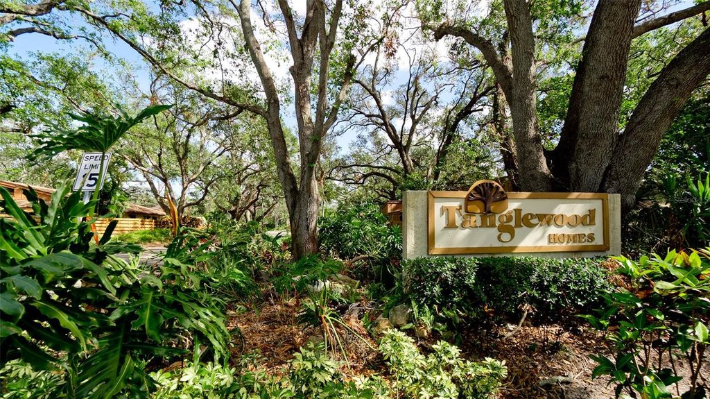 Image 18 of property listing at 2407 QUAIL COURT, Bradenton, FL 34209