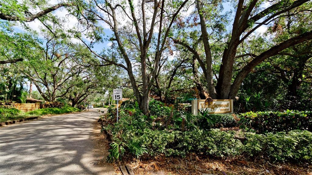 Image 19 of property listing at 2407 QUAIL COURT, Bradenton, FL 34209