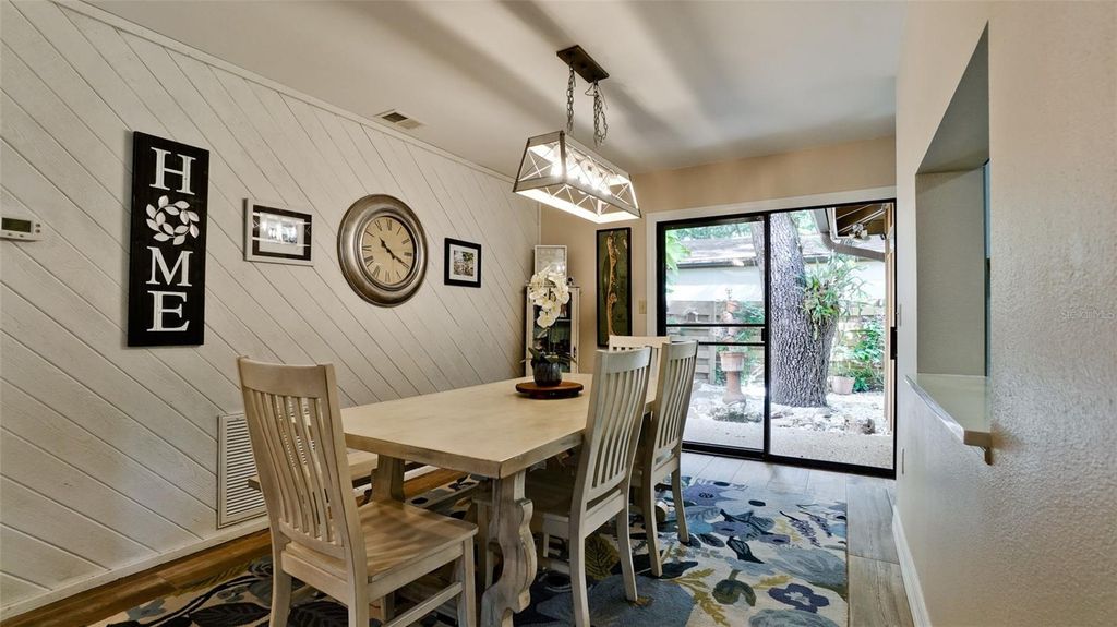 Image 8 of property listing at 2407 QUAIL COURT, Bradenton, FL 34209