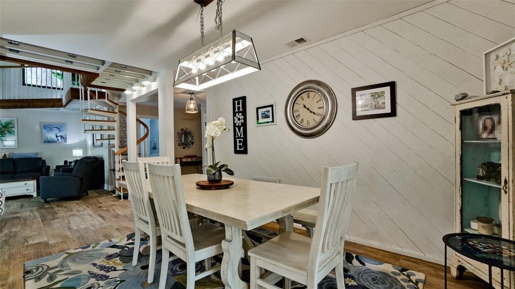 Image 9 of property listing at 2407 QUAIL COURT, Bradenton, FL 34209