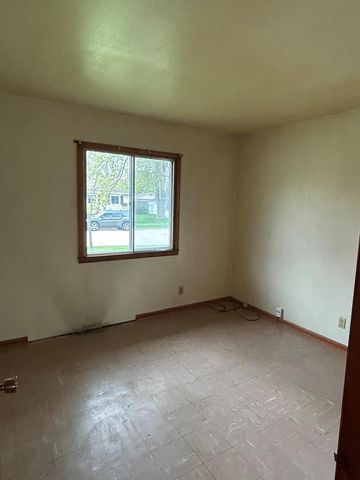 8631 15th AVENUE, Kenosha, WI 53143