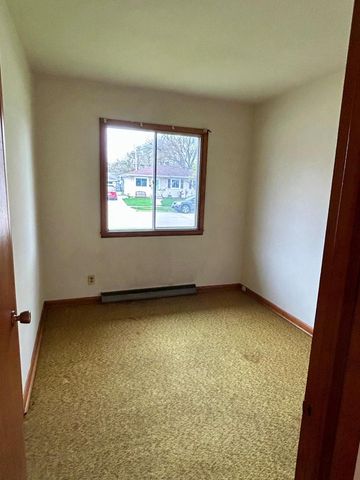 8631 15th AVENUE, Kenosha, WI 53143