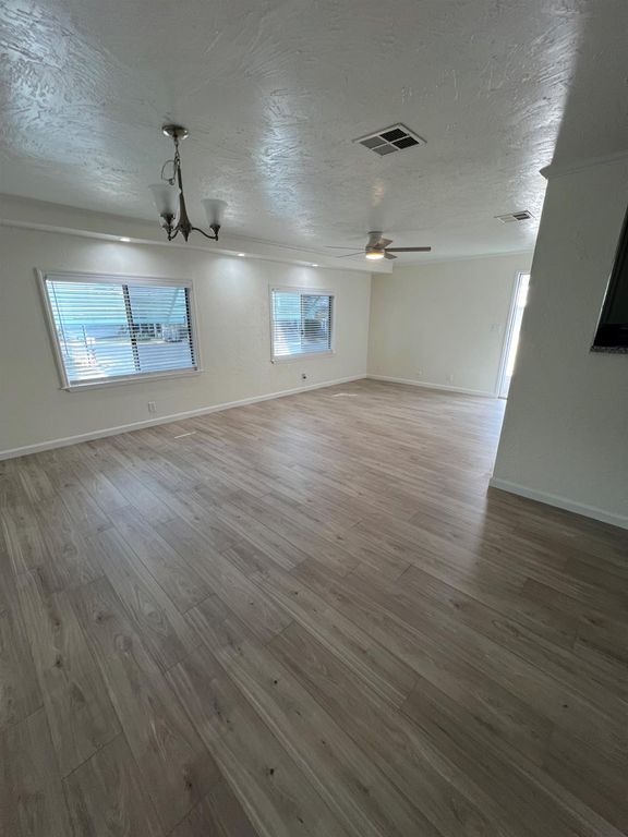 Image 41 of property listing at 2706 W Ashlan Avenue # 239, Fresno, CA 93705