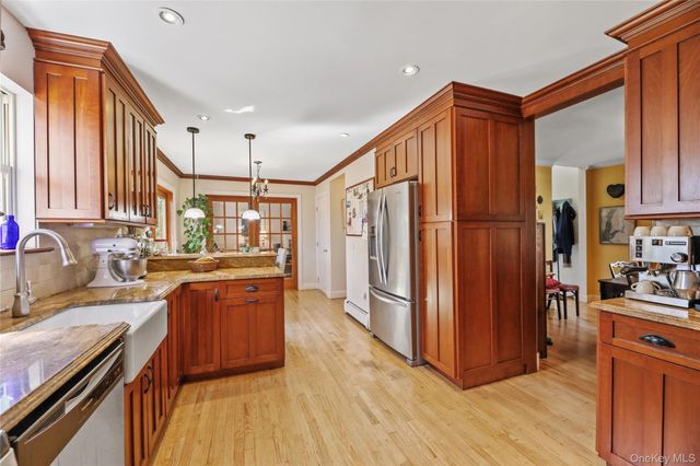 17 Jennifer Path, Westhampton Beach, NY 11978