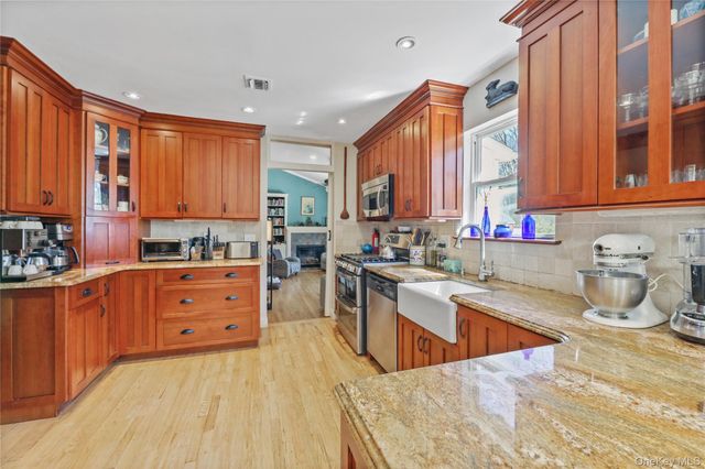 17 Jennifer Path, Westhampton Beach, NY 11978