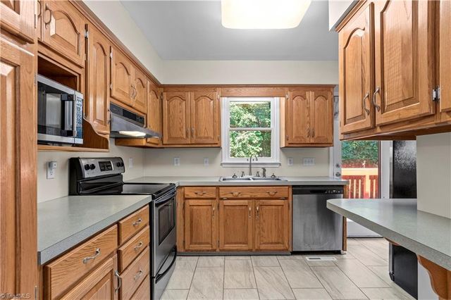 6045 Stone Bluff Drive, Clemmons, NC 27012