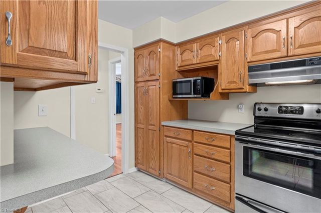 6045 Stone Bluff Drive, Clemmons, NC 27012