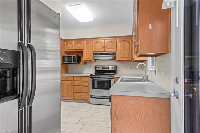 6045 Stone Bluff Drive, Clemmons, NC 27012