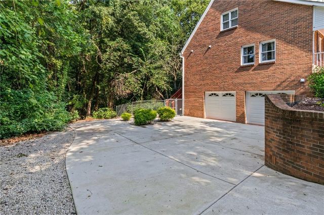 6045 Stone Bluff Drive, Clemmons, NC 27012