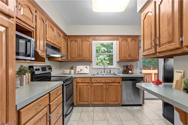 6045 Stone Bluff Drive, Clemmons, NC 27012
