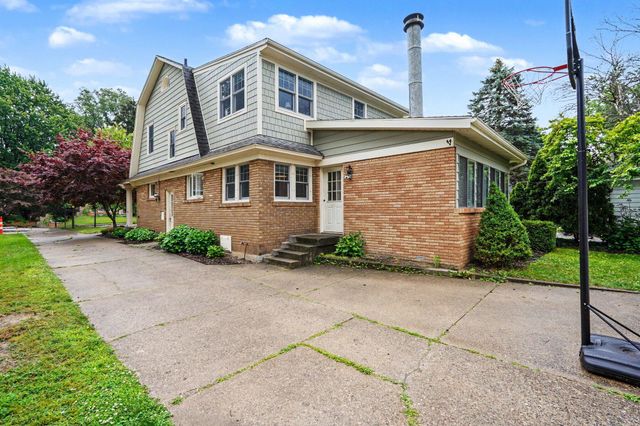 2729 Oakwood Avenue NE, Grand Rapids, MI 49505