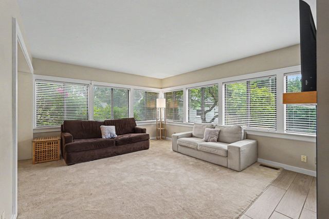 2729 Oakwood Avenue NE, Grand Rapids, MI 49505