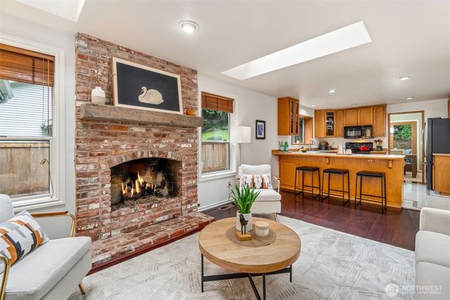 21007 Pioneer Way, Edmonds, WA 98026