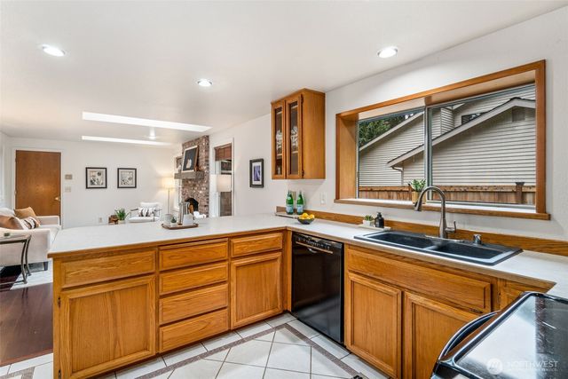 21007 Pioneer Way, Edmonds, WA 98026